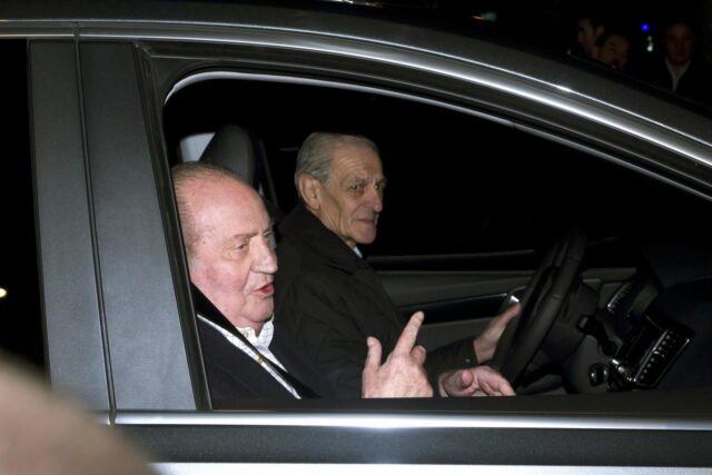 Re Juan Carlos lascia l'ospedale01