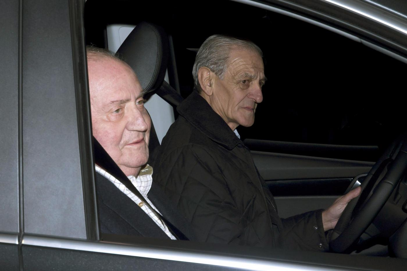 Re Juan Carlos lascia l'ospedale02