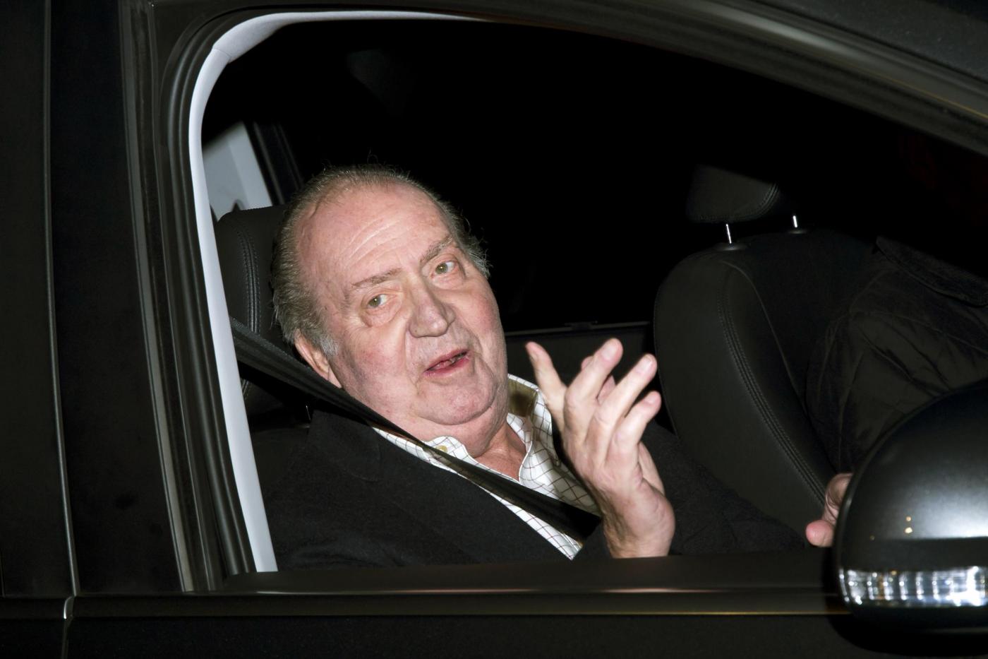 Re Juan Carlos lascia l'ospedale03