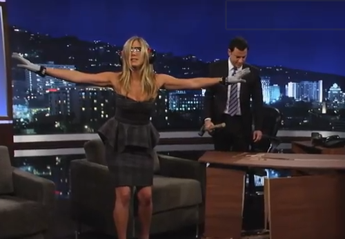 Jennifer Aniston entra in studio da Jimmy Kimmel e distrugge la scrivania