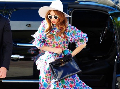 Lady Gaga, coloratissima fa shopping da Kitson Kids01