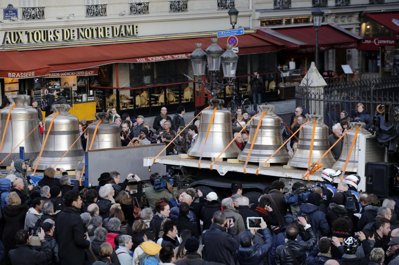 Parigi, le nuove campane di Notre Dame01
