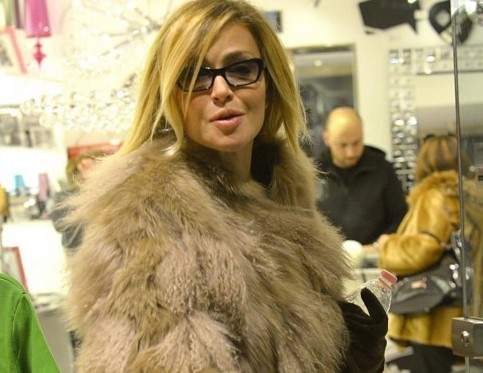 Paola Barale, shopping a Roma con i calzoni da clown 02