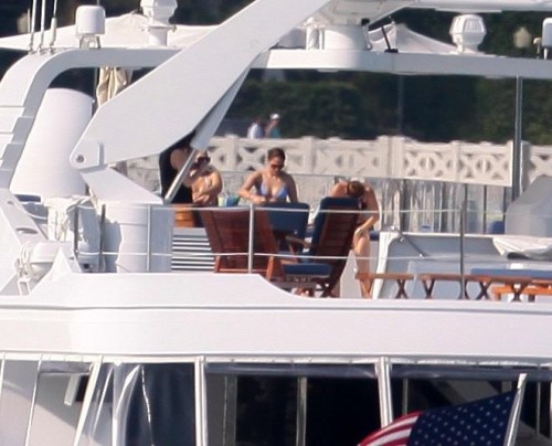 Jennifer Lopez in barca05