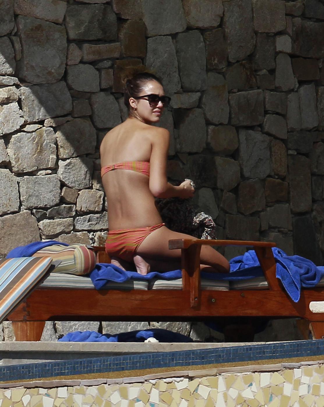 Jessica Alba in spiaggia a Cabo San Lucas09