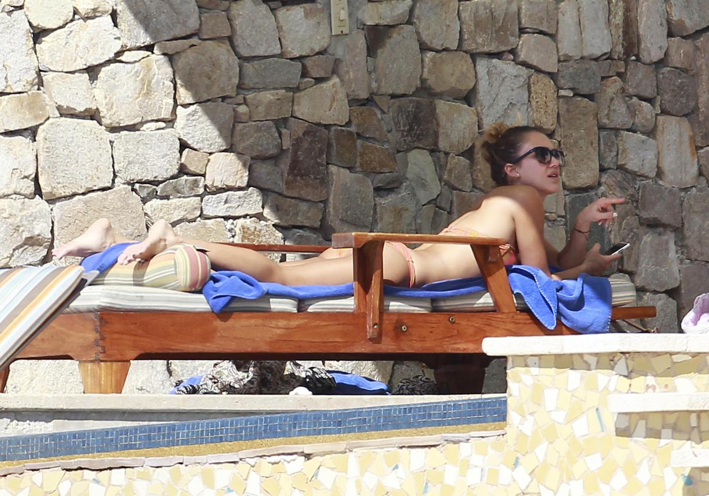 Jessica Alba in spiaggia a Cabo San Lucas08