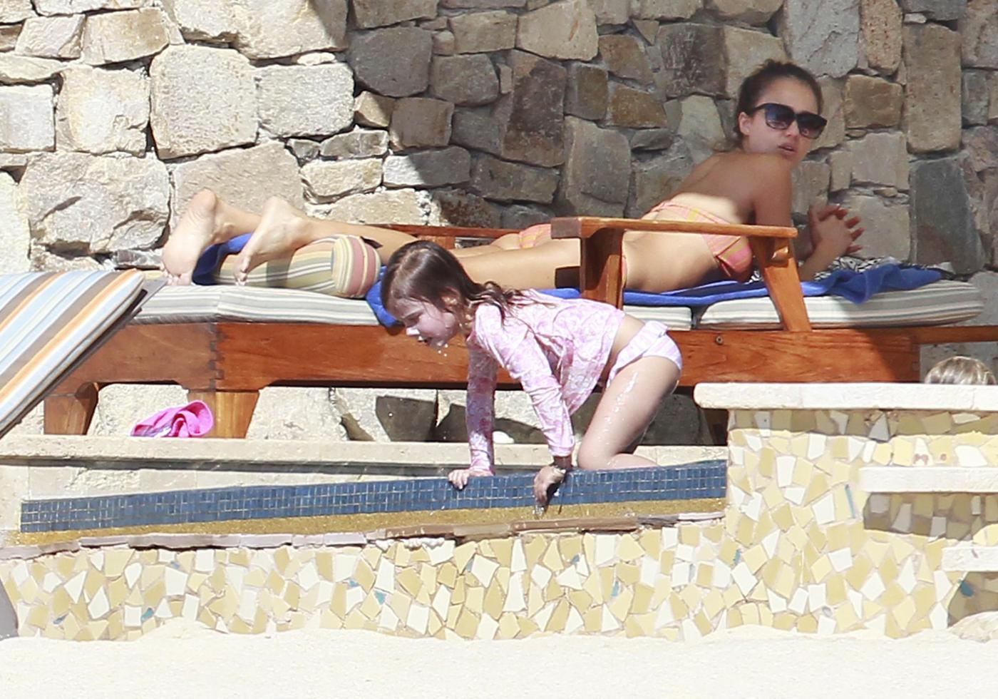 Jessica Alba in spiaggia a Cabo San Lucas07