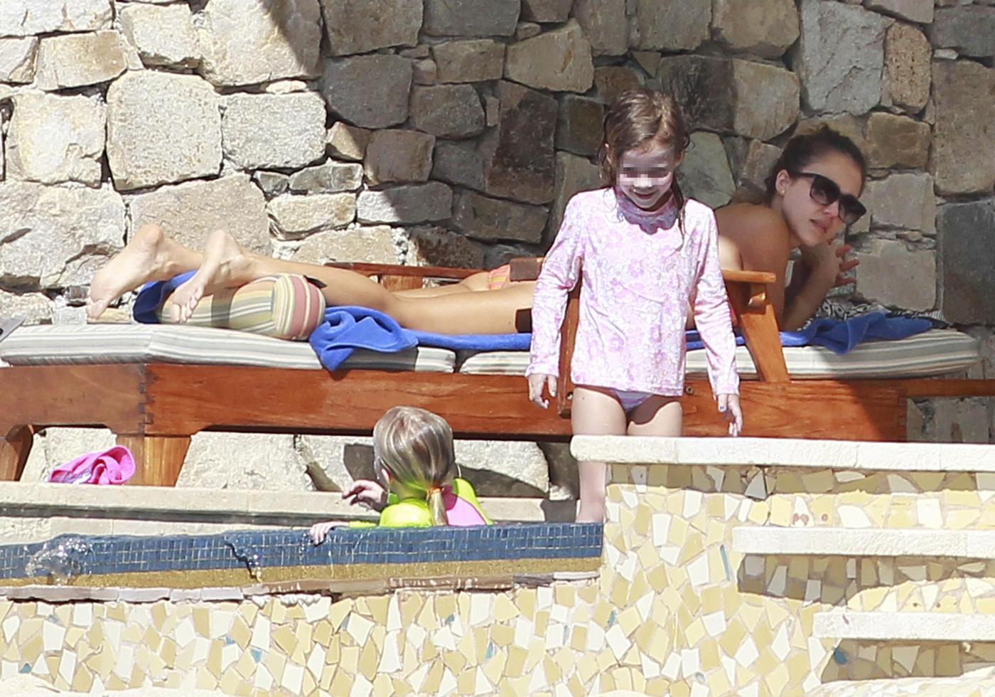 Jessica Alba in spiaggia a Cabo San Lucas06
