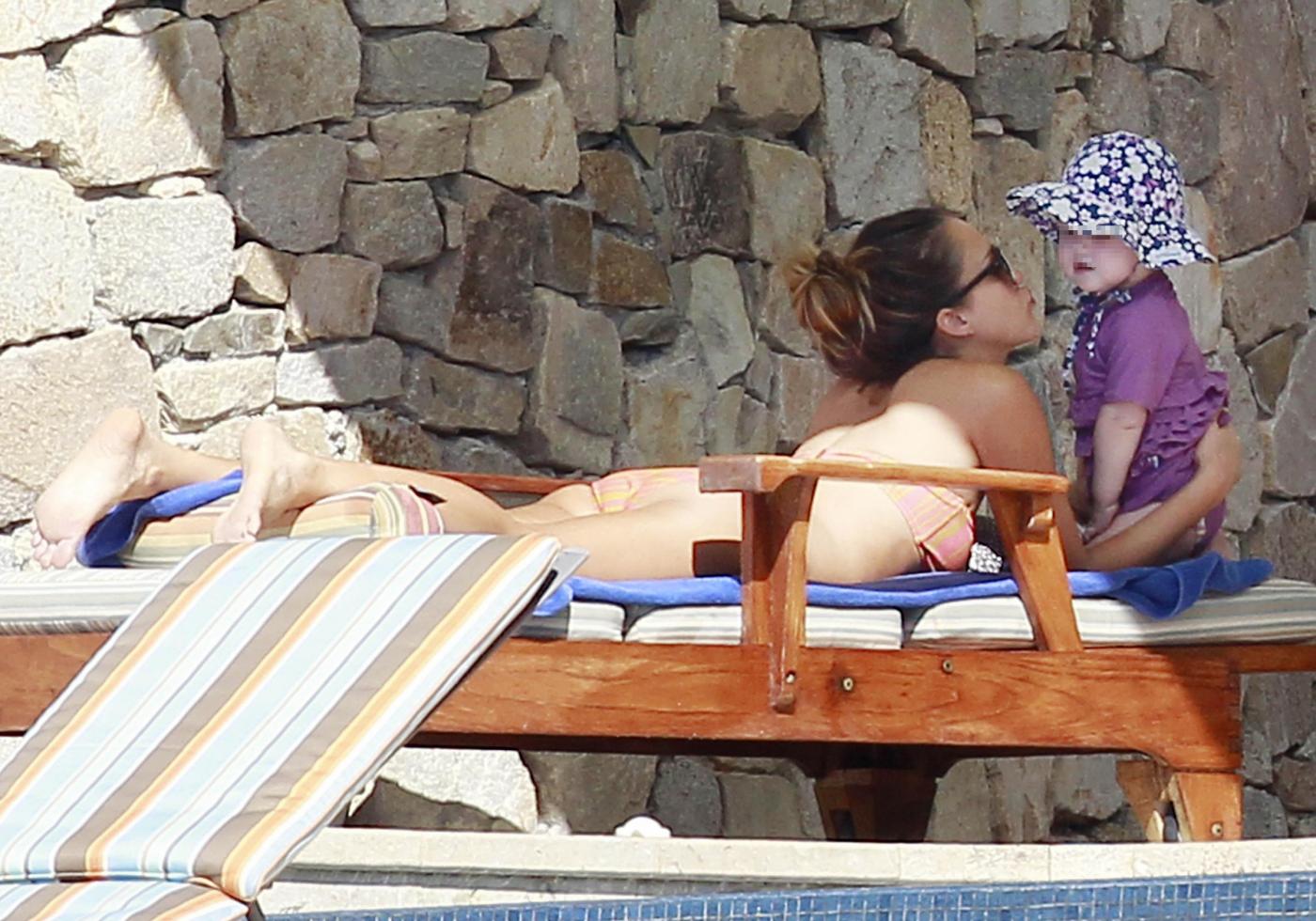 Jessica Alba in spiaggia a Cabo San Lucas05