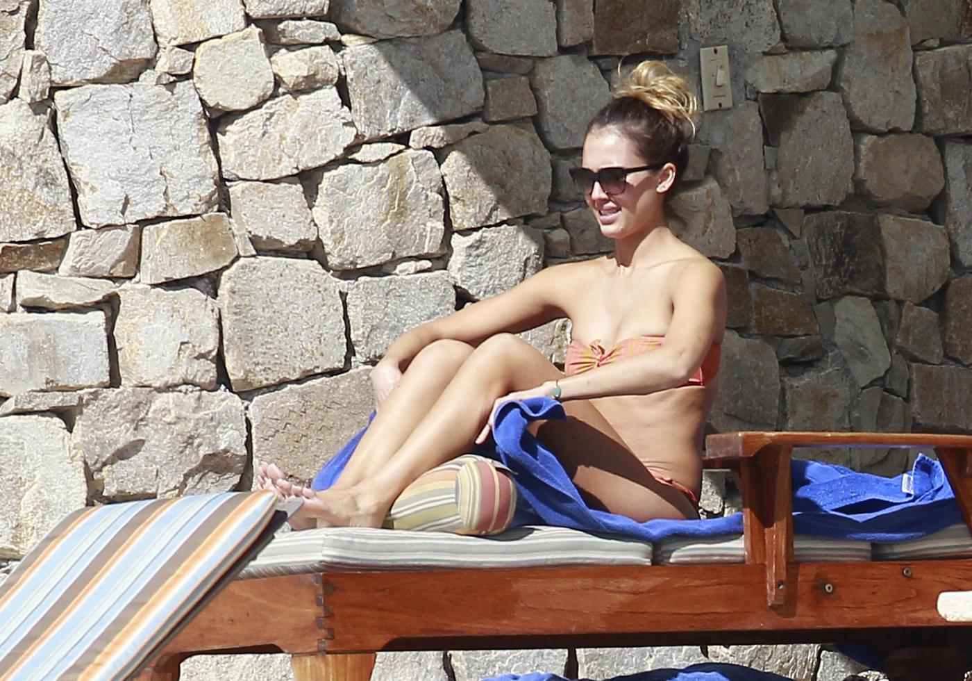 Jessica Alba in spiaggia a Cabo San Lucas01