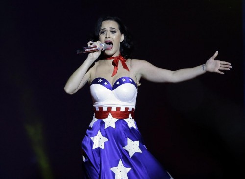 Katy Perry canta per Obama con l'abito a stelle e strisce 07