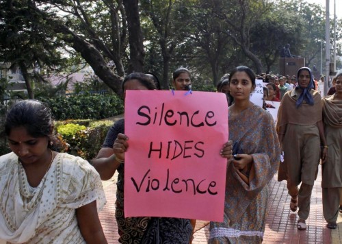 manifestazione contro violenza sulle donne in India