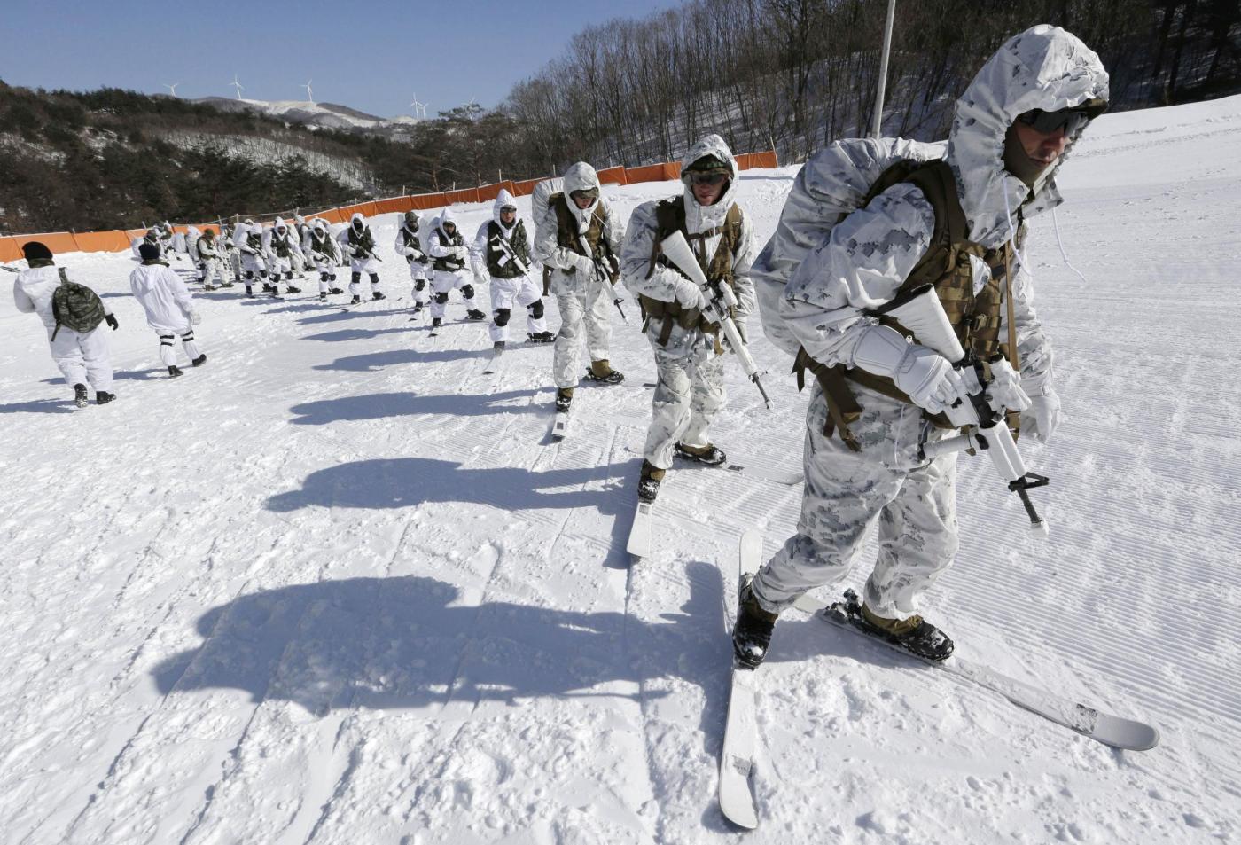 Corea del Sud militari a torso nudo sulla neve08