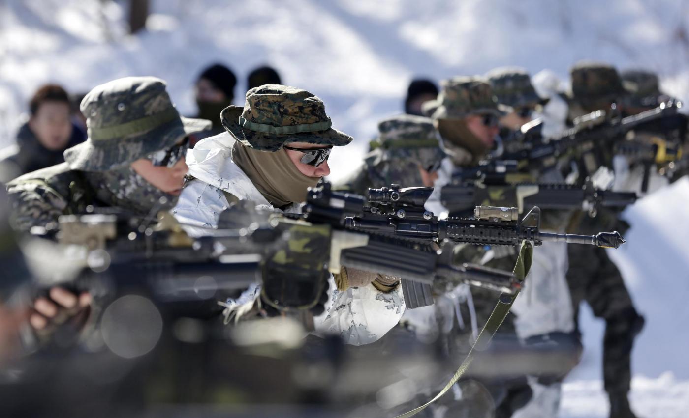 Corea del Sud militari a torso nudo sulla neve07