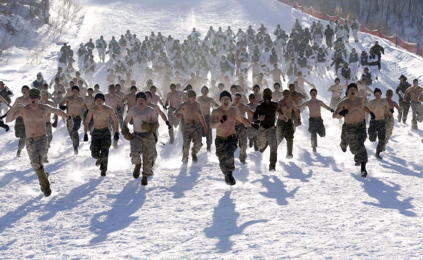 Corea del Sud militari a torso nudo sulla neve05
