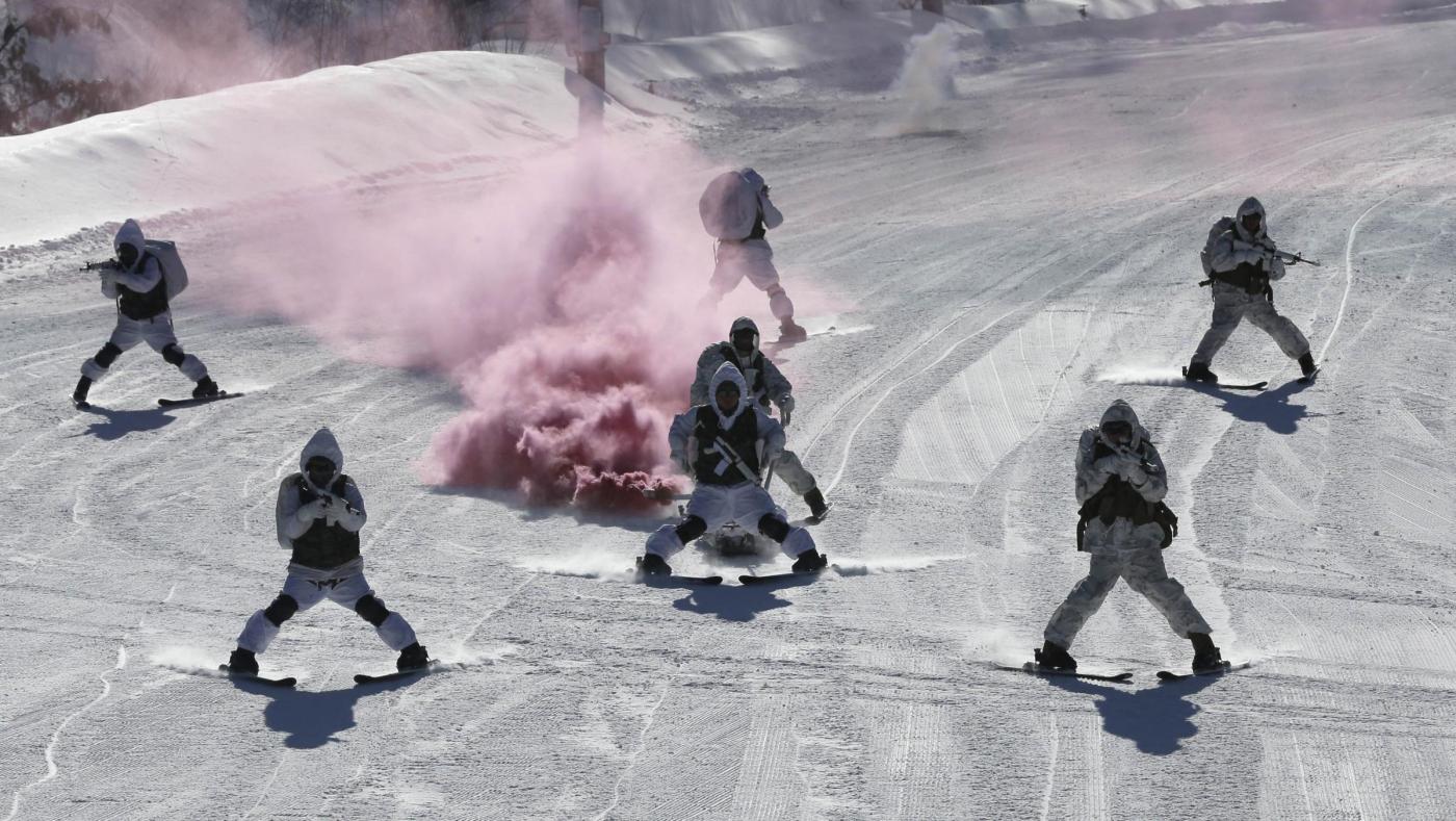 Corea del Sud militari a torso nudo sulla neve03