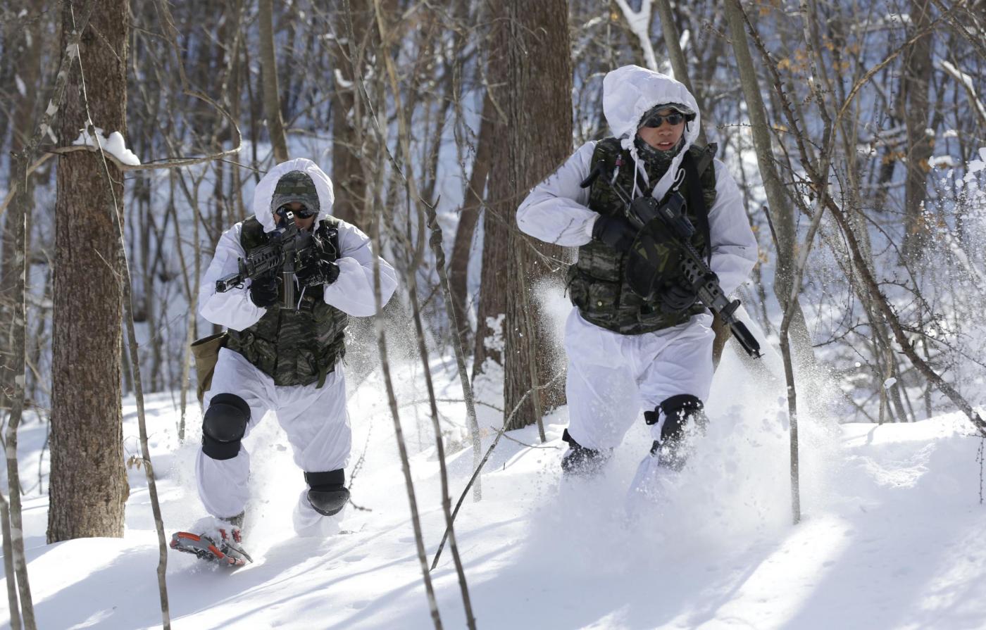 Corea del Sud militari a torso nudo sulla neve02