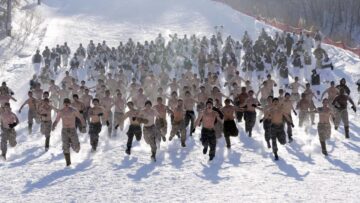 Corea del Sud militari a torso nudo sulla neve01