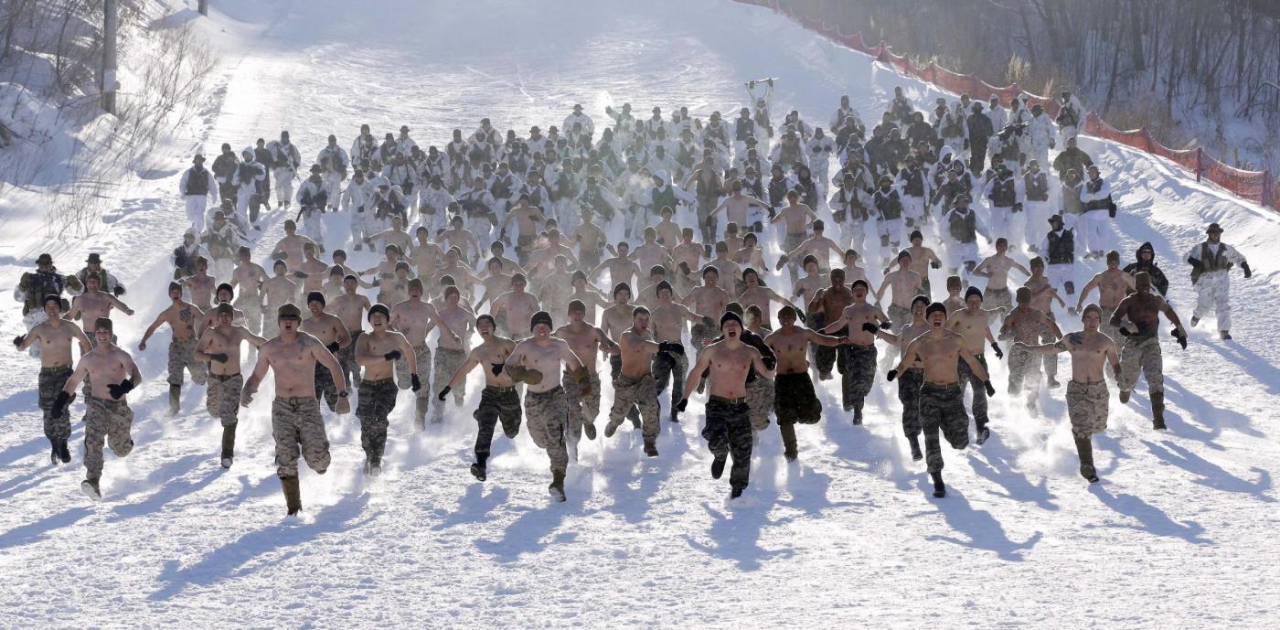 Corea del Sud militari a torso nudo sulla neve01