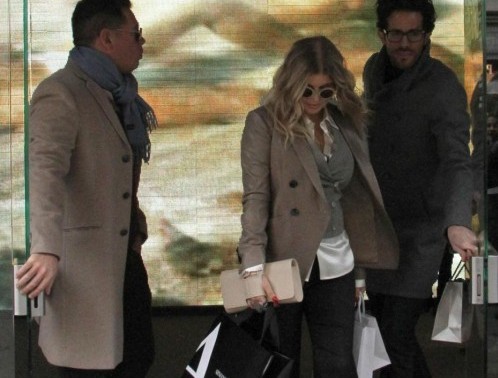 La cantante Fergie, in dolce attesa, shopping a Milano03