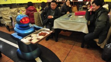 I robot che servono al ristorante in Cina 03