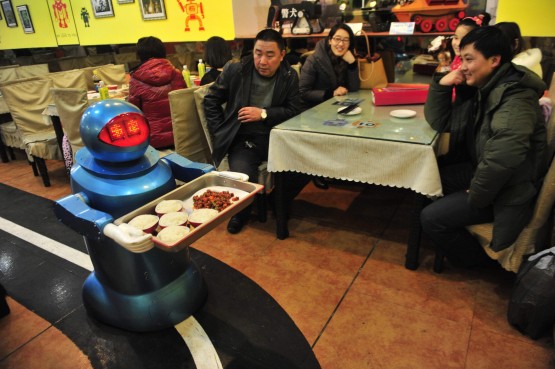 I robot che servono al ristorante in Cina 03