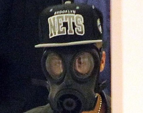 Justin Bieber Spasseggia con una maschera anti gas01