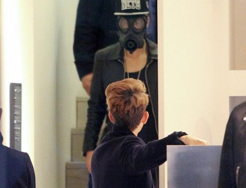 Justin Bieber Spasseggia con una maschera anti gas02
