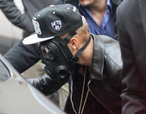 Justin Bieber Spasseggia con una maschera anti gas03