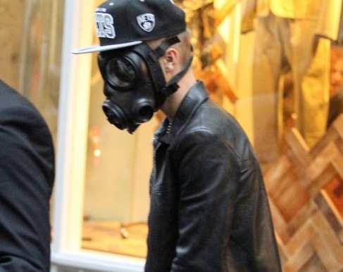 Justin Bieber Spasseggia con una maschera anti gas04