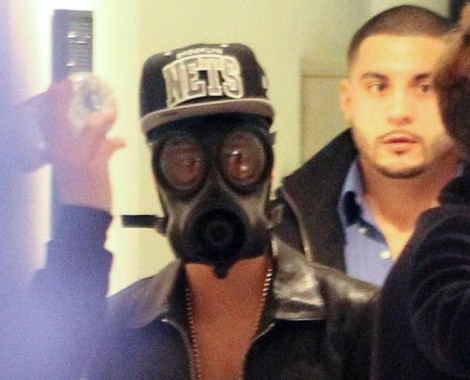 Justin Bieber Spasseggia con una maschera anti gas06