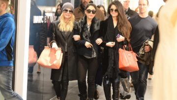 Il cast femminile di 'Spring Breakers' per shopping a Parigi05