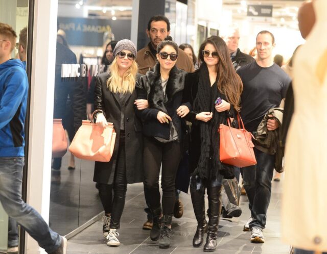 Il cast femminile di 'Spring Breakers' per shopping a Parigi05