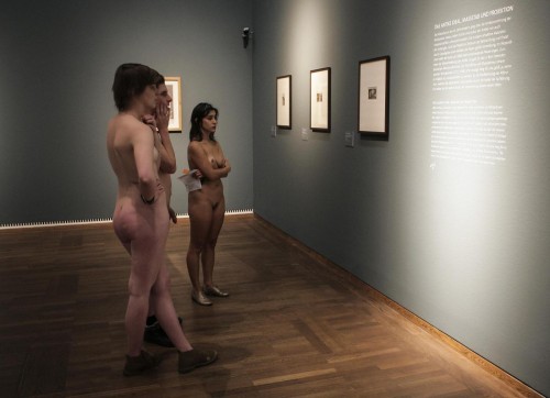 Un gruppo di nudisti visitano la mostra "nude men" di Vienna01