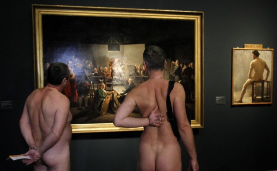Un gruppo di nudisti visitano la mostra "nude men" di Vienna10