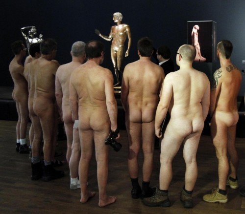 Un gruppo di nudisti visitano la mostra "nude men" di Vienna11