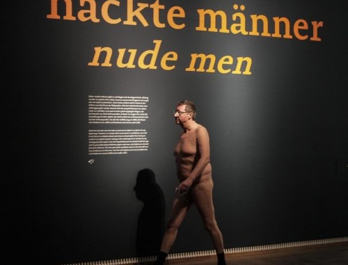 Un gruppo di nudisti visitano la mostra "nude men" di Vienna03