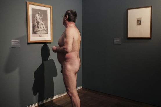 Un gruppo di nudisti visitano la mostra "nude men" di Vienna04