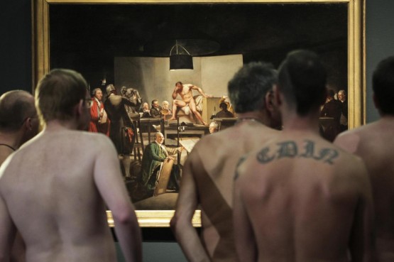 Un gruppo di nudisti visitano la mostra "nude men" di Vienna05