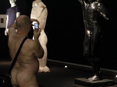 Un gruppo di nudisti visitano la mostra "nude men" di Vienna06