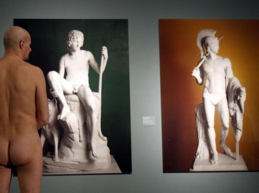 Un gruppo di nudisti visitano la mostra "nude men" di Vienna07