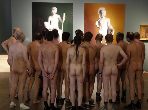 Un gruppo di nudisti visitano la mostra "nude men" di Vienna08