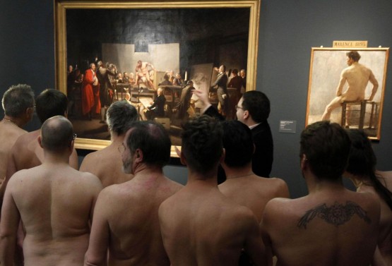Un gruppo di nudisti visitano la mostra "nude men" di Vienna09