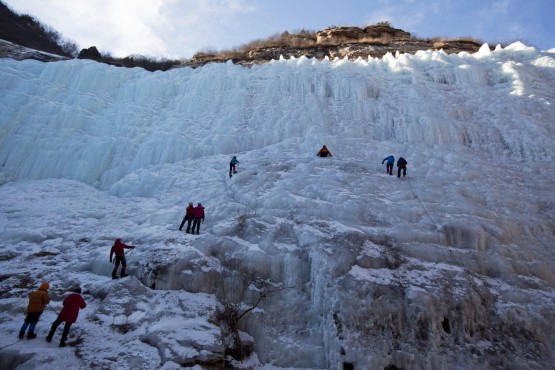 Cina, la cascata di ghiaccio artificiale di Taoyuan 02