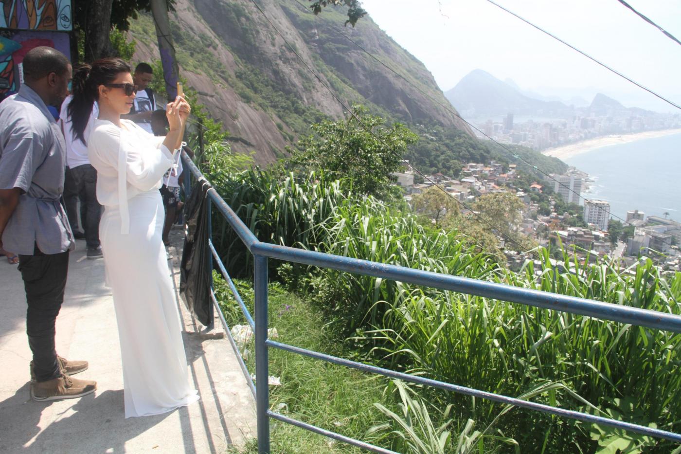 Kim Kardashian, Kanye West e Will Smith visitano baraccopoli di Rio03