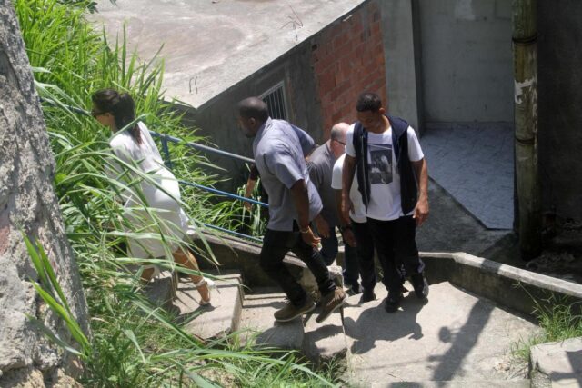 Kim Kardashian, Kanye West e Will Smith visitano baraccopoli di Rio08