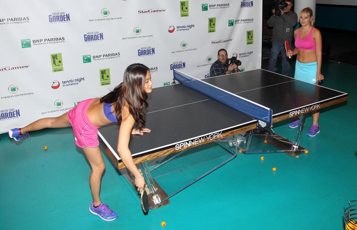 Modelle Sport Illustrated giocano a ping pong 07