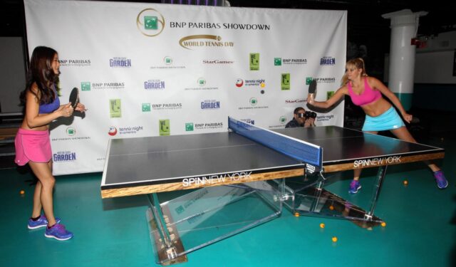 Modelle Sport Illustrated giocano a ping pong 08