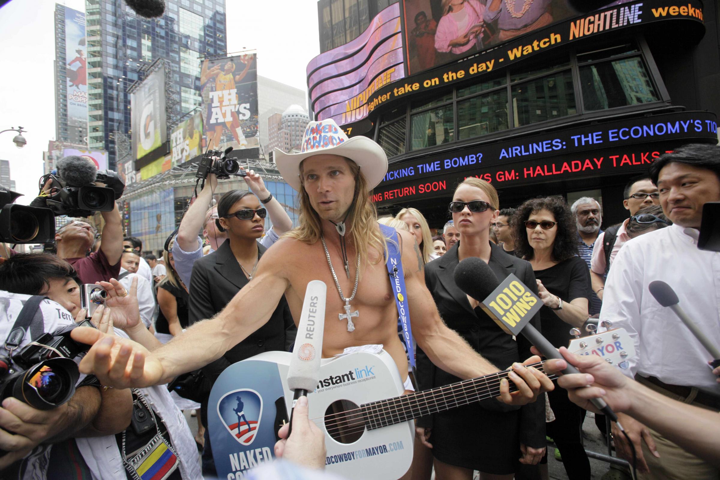 New York, il "cowboy nudo" di Times Square si è sposato 04