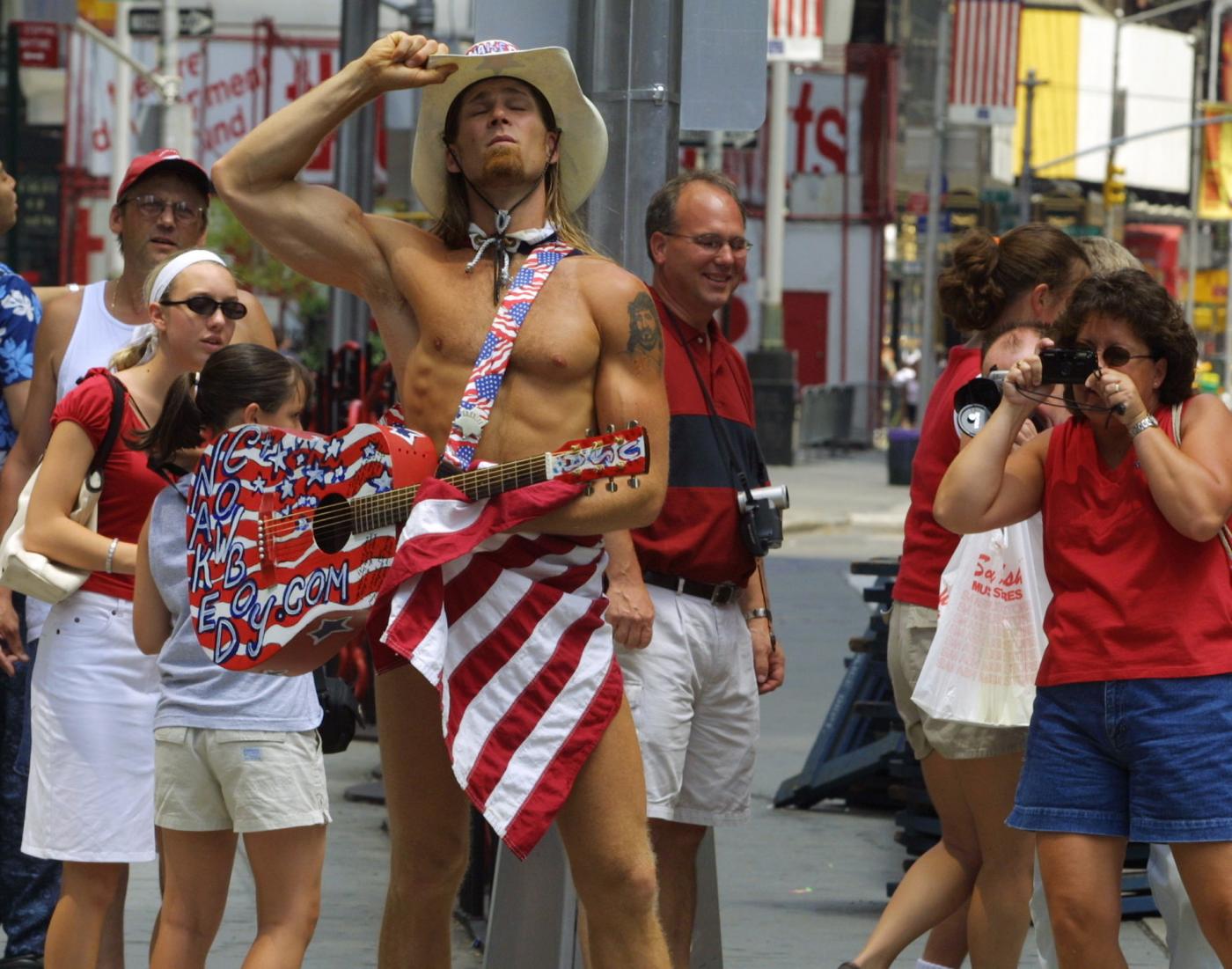 New York, il "cowboy nudo" di Times Square si è sposato 03